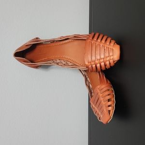 American Eagle huarache sz8 tan color. I love these but they fit more like a 7